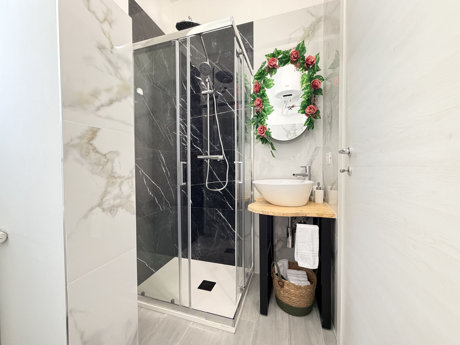 Bagno in marmo con doccia